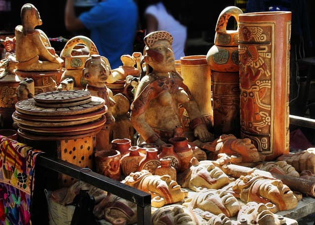 Les citrouilles et fantômes : Symboles traditionnels d'Halloween